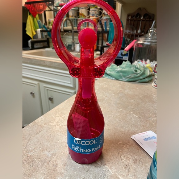 O2COOL 2.75-in 3-Volt 1-Speed Outdoor Red Misting Personal Fan - Picture 2 of 7
